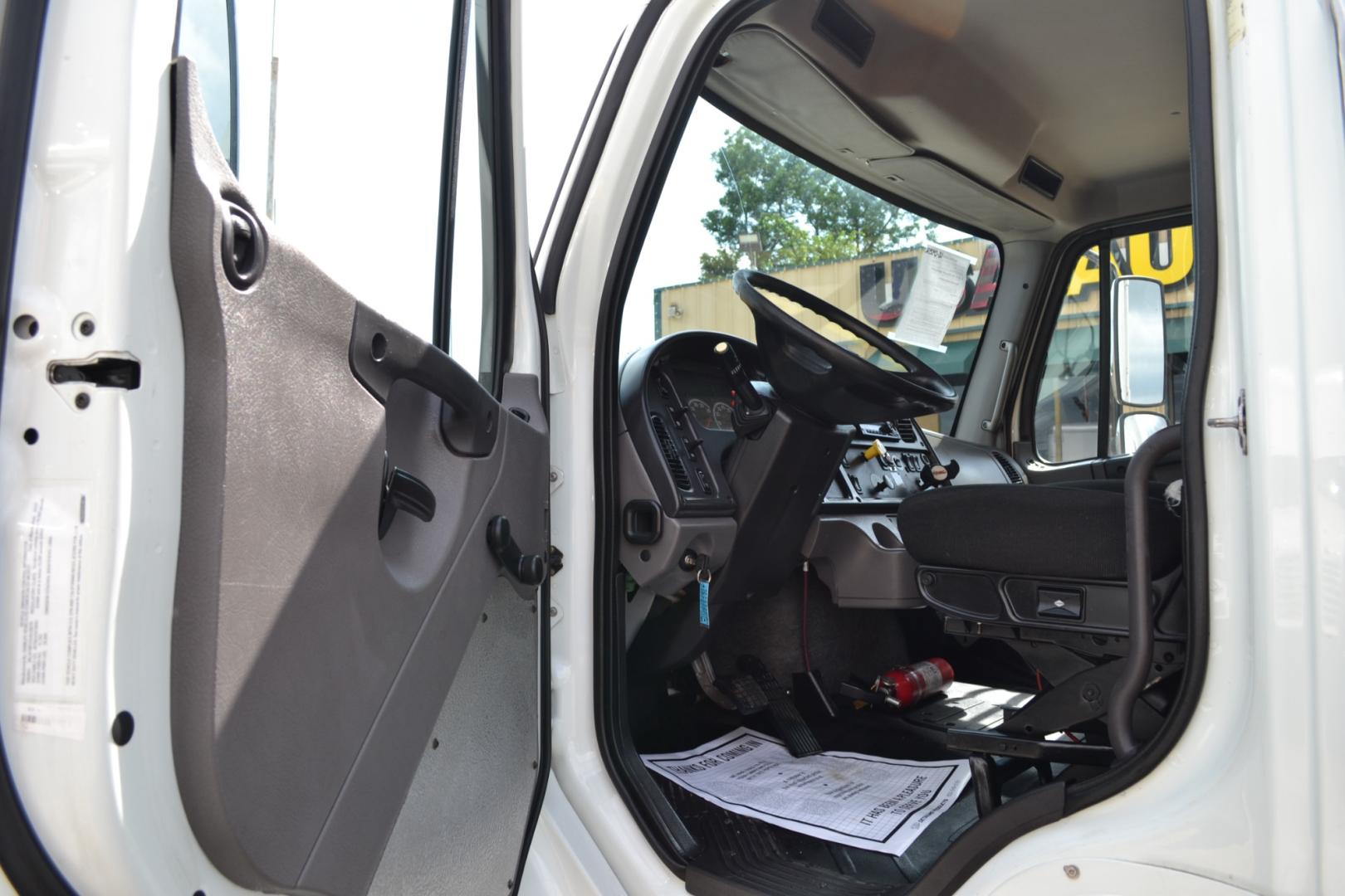 2018 WHITE /BLACK FREIGHTLINER M2-106 with an CUMMINS B6.7L 240HP engine, ALLISON 2500RDS AUTOMATIC transmission, located at 9172 North Fwy, Houston, TX, 77037, (713) 910-6868, 29.887470, -95.411903 - Photo#15